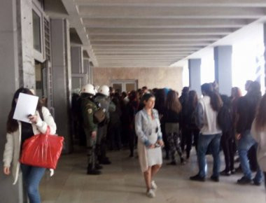 Θεσσαλονίκη: Ένταση μεταξύ αστυνομικών και αναρχικών στα δικαστήρια (βίντεο)